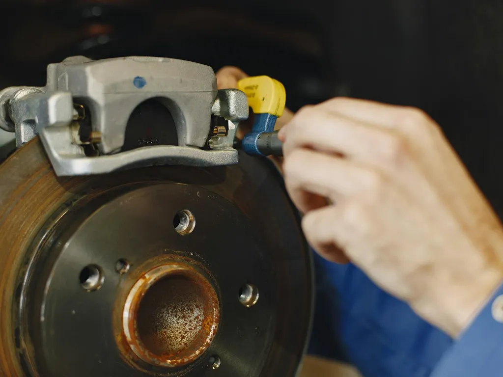 Odeur de brûlé après avoir roulé avec le frein à main serré : danger immédiat et vérifications utiles